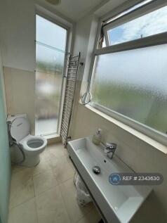 3rd Floor Ensuite Bathroom