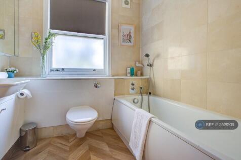 En-Suite Bathroom w/ Separate Shower