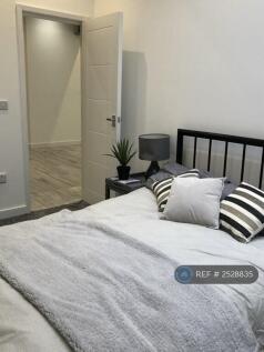 Bedroom With Ensuite &amp; Balcony