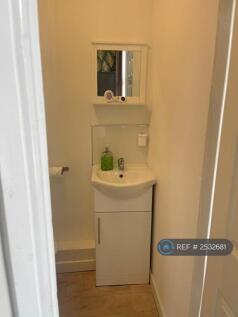 Top Fl Shared Bathroom w Shower