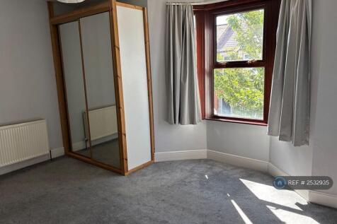 Bedroom 1 - Photo b