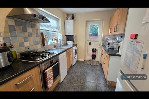 Kitchen w Oven, Hob, Washing m/c, &amp; Fridge-Freezer