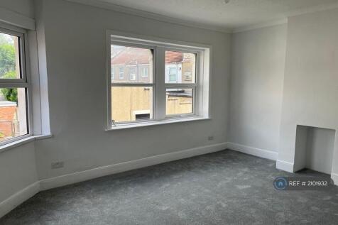 Large Main Bedroom Dual Aspect