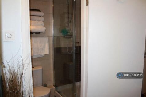 1st Floor Ensuite Bathroom