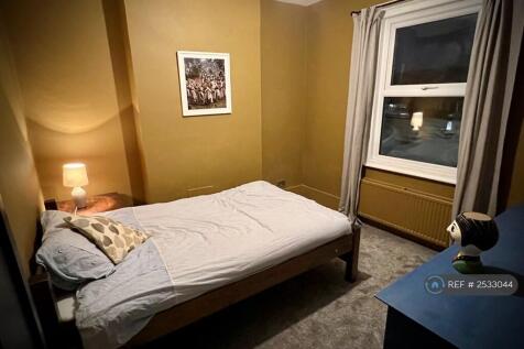 Double Bedroom At Front Over Looking Church