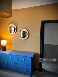 Double Bedroom At Front Over Looking Road