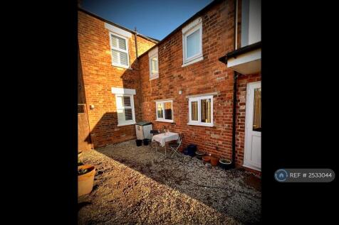 South Facing Courtyard Garden With Cotswold Stone