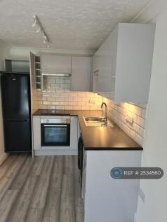 Cooker, Hob And Extractor Fan Included.