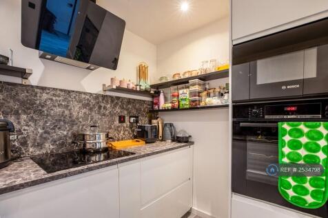 Fully Renovated Modern Kitchen