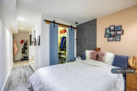 Bedroom Walk-In Wardrobe