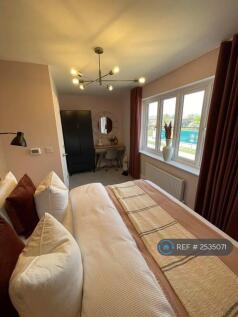 1st Bedroom (Show House)