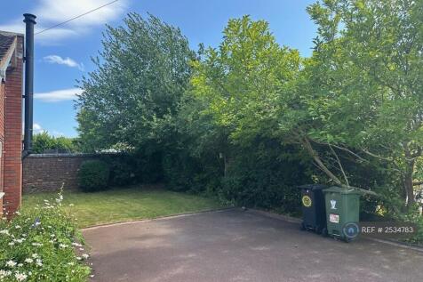 Front Drive Ample Parking For 5 Cars