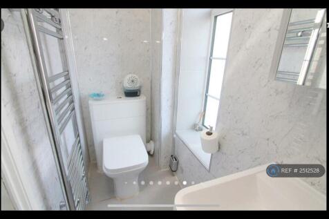 Bathroom - Ensuite With Bedroom 1