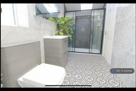 Bathroom - Ensuite With Bedroom 3