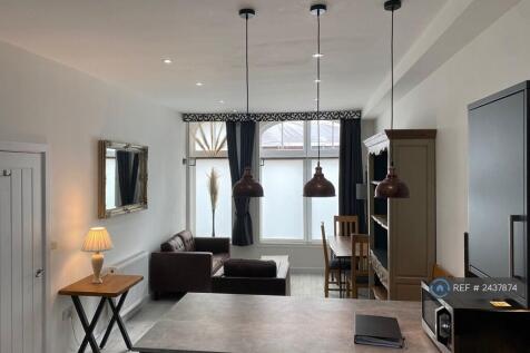 Lounge/Dining Area