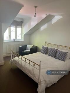Top Floor Double Bedroom Front Aspect