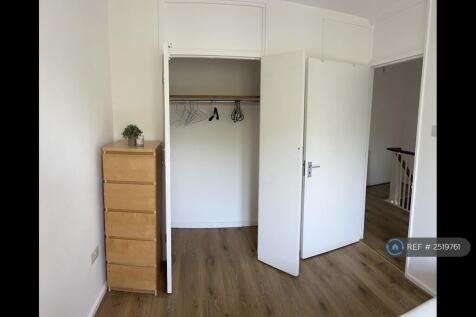 Upstairs Bedroom (1) Built In Wardrobe