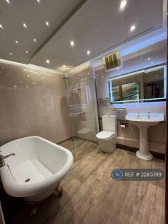Luxury Bathroom &#43; Slipper Bath &amp; Spacious Shower