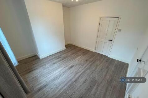 Spacious Living &amp; Dining Room