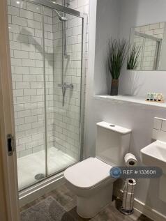 Large En-Suite Shower