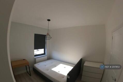 1st Floor Rear Double Bedroom  Available £8055