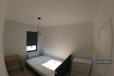 Rear Double Bedroom Available £805