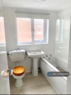 1st Floor Bathroom 