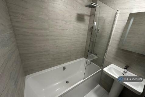 Luxury Bathroom (Rain Shower &amp; Double Ended Bath)
