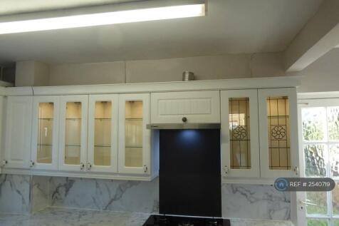 Fitted Kitcen With Space For Wd And Dish Washer