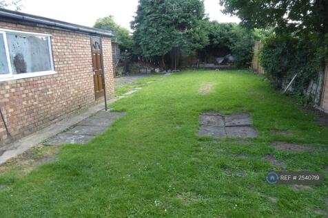 Large Garden With Lawn And Veg Plot.