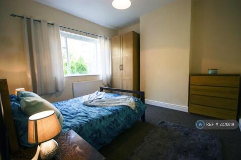 Large Bedroom 1 With Kingsize Bed, Ground Floor