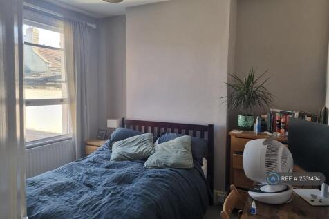 Middle Bedroom