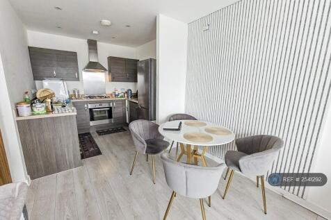 Kitchen &#43; Dining Area