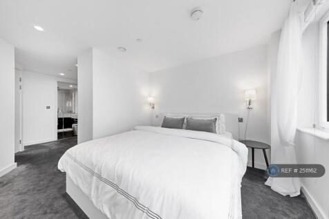 Master Bedroom With Ensuite Bathroom 