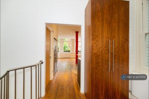 Entrance Landing, Built-In Wardrobe