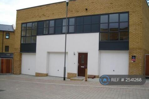 Detached Flat 3 Bed With Middle Garage