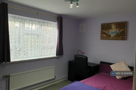 Spaciously Furnished Double With Desk And Chair