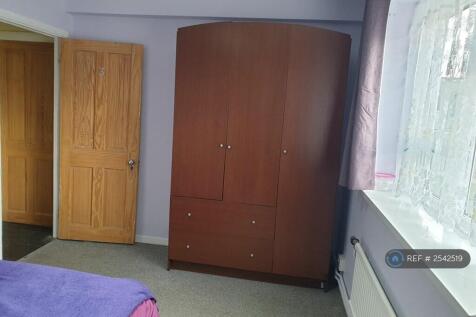 Spacious Double Room With Triple Wardrobe