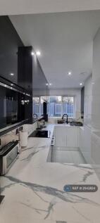Kitchen (Microwave, Fridge-Freezers X2, Dual Oven)