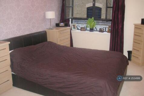 Bedroom Queen Sized Bed With Under Storage