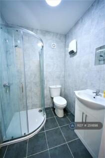 Shared Bathroom - Large Double &amp; Double Room