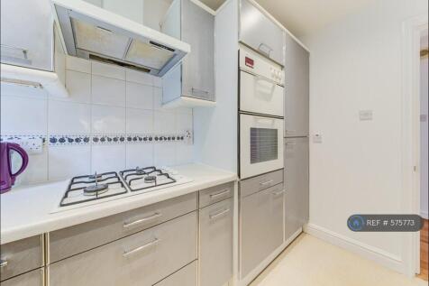Kitchen: Oven, Grill, Hob, Fridge Freezer