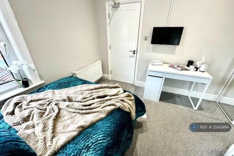 No.4 Double Bedroom With En-Suite Available Now 