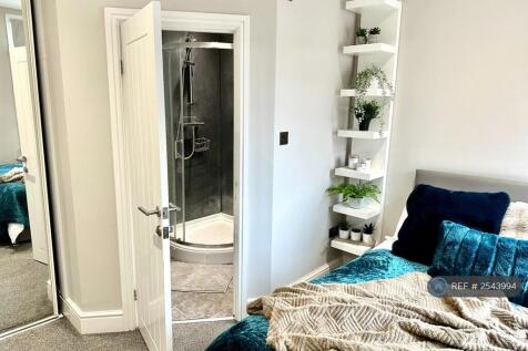 No.4 Double Bedroom With En-Suite Available Now 
