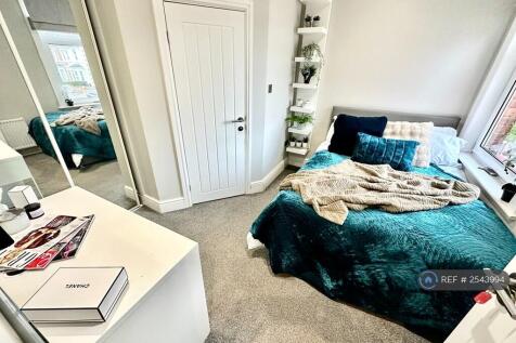 No.4 Double Bedroom With En-Suite Available Now 