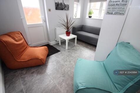 Communal Kitchen &amp; Living Room Area