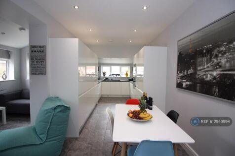Communal Kitchen &amp; Living Room Area