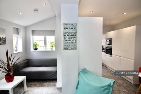 Communal Kitchen &amp; Living Room Area