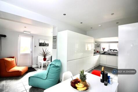Communal Kitchen &amp; Living Room Area