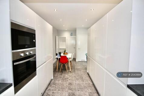 Communal Kitchen &amp; Living Room Area